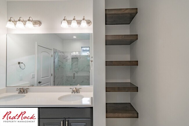 Building Photo - LIMITED TIME OFFER: 3 Bedroom, 2 Bath.  Fr...