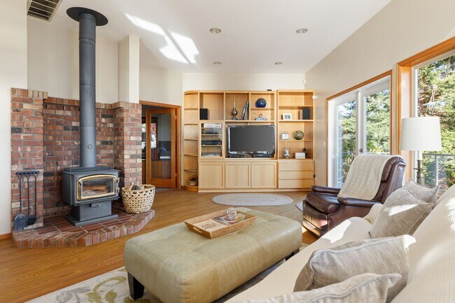 Building Photo - Gorgeous West facing View Home in Coupeville with Acreage and Privacy!