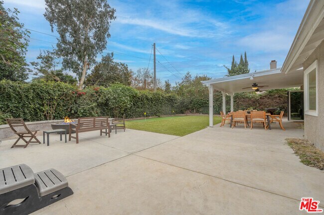 Building Photo - 1220 Dincara Rd