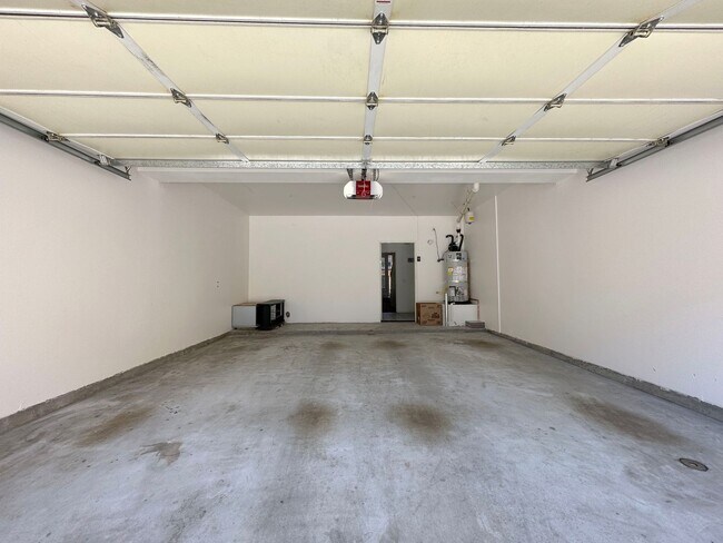 Building Photo - 2 BEDROOM 2.5 BATHROOM WITH LOFT HOME IN HIGHLY DESIRED BERKSHIRE TRACK