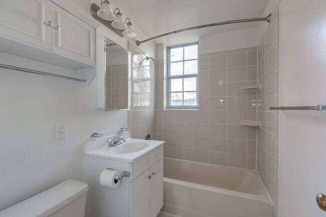 Building Photo - 1733 N Queens Ln