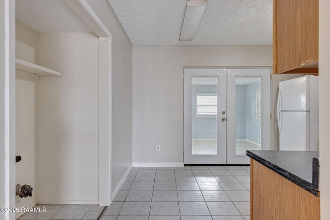 Building Photo - 201 Calypso Ln