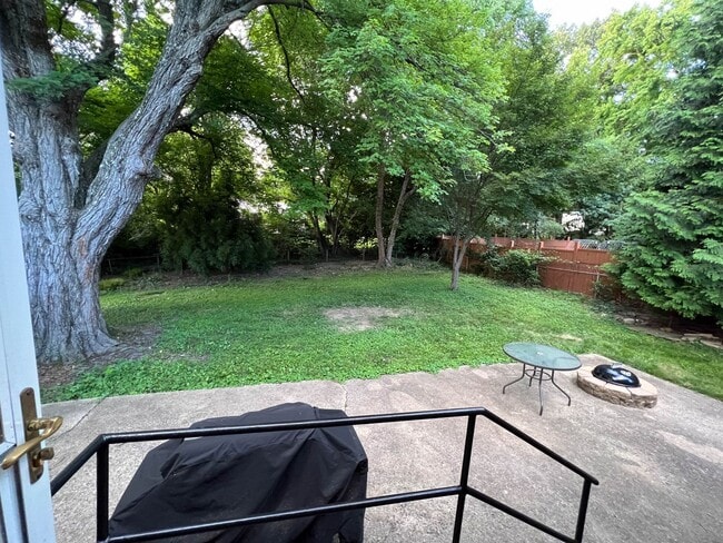 Building Photo - 50's Rambler with 5 BR & 3 BA in One of th...