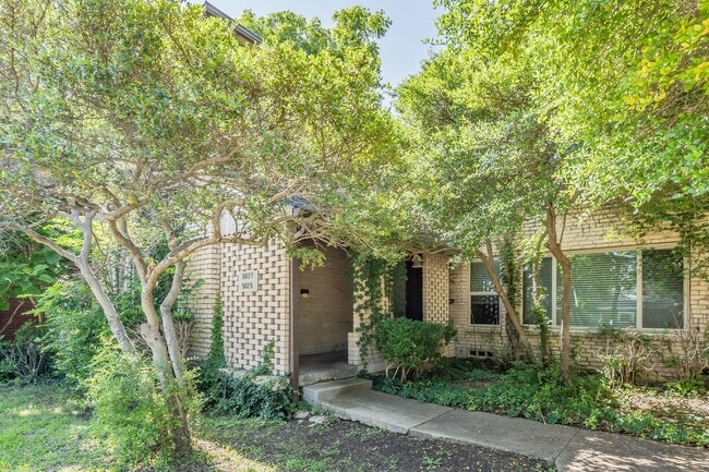 Building Photo - UPDATED 2 bedroom, 1 bathroom with 1 garage space