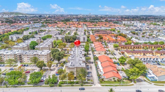 Building Photo - 1825 W 56th St