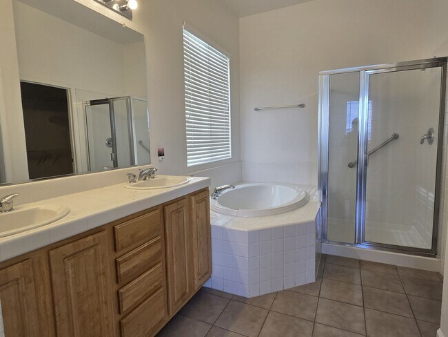 Building Photo - Beautiful single story home with over 1600...