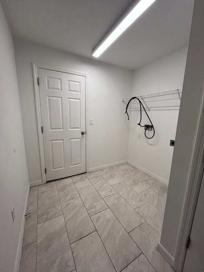 Building Photo - NEWER Duplex 4 Bed 2 bath on Cul-de-sac!!!