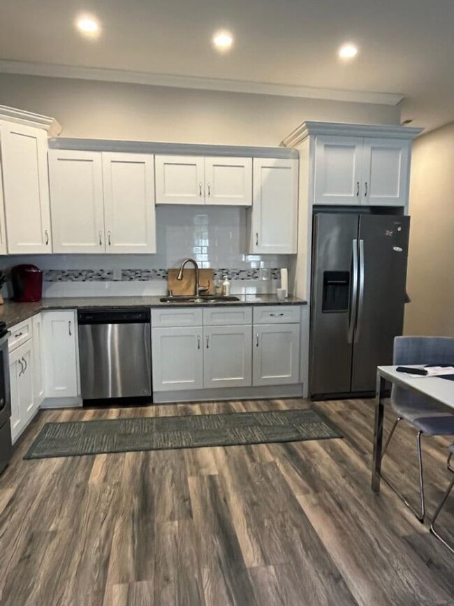Building Photo - Beautifully Renovated Two Bedroom Highlands Home