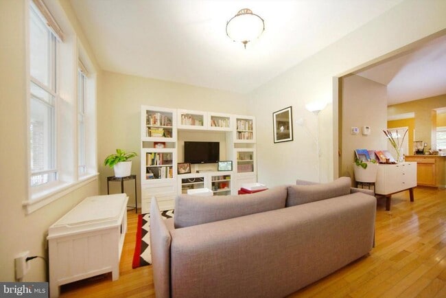 Building Photo - 2309 3rd St NE