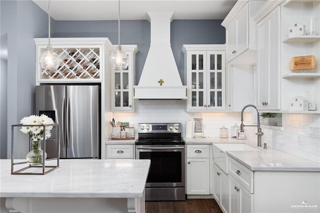 Building Photo - 13 Kingsborough Ave