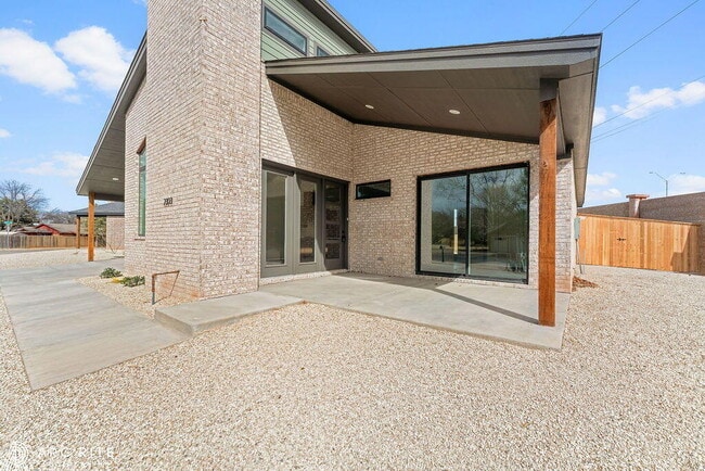 Building Photo - 2303 Toledo Ave