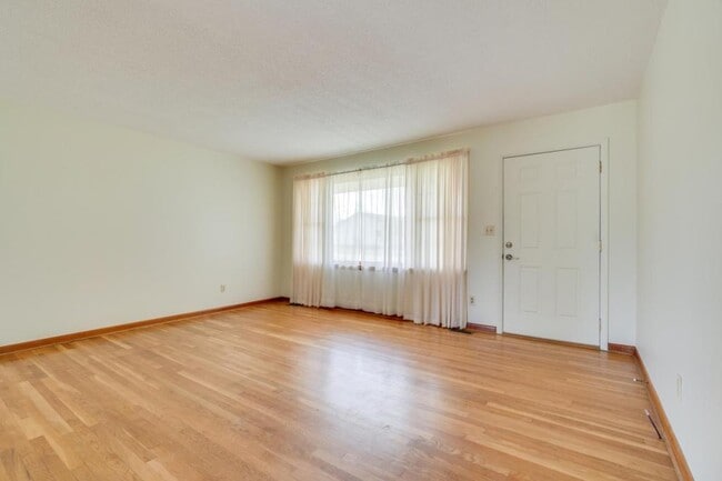 Building Photo - 607 Race St