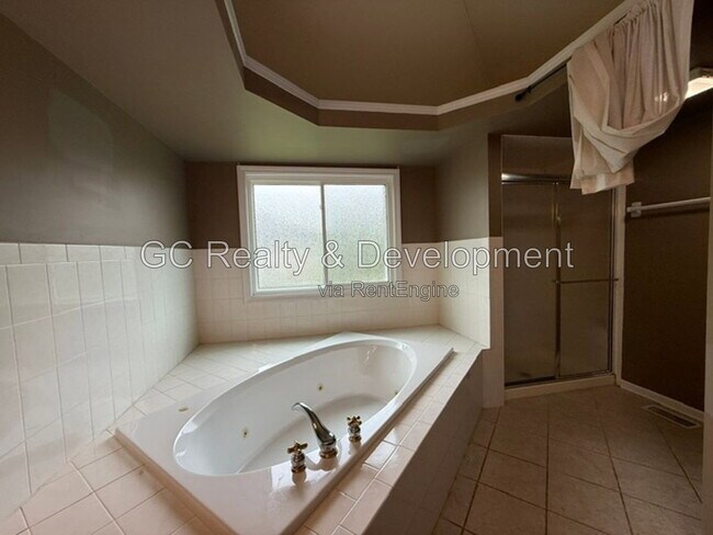 Building Photo - 882 Clarendon Ln