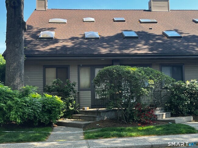 Building Photo - 2289 Bedford St
