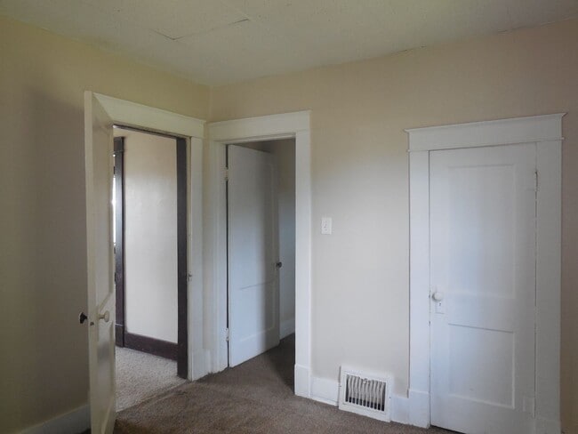 Building Photo - Two Bedroom Home w/Enclosed Sunroom and Pr...