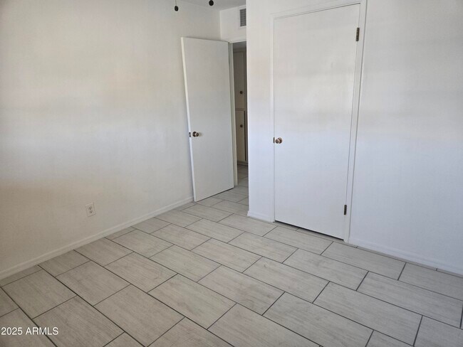 Building Photo - 3731 W Fleetwood Ln