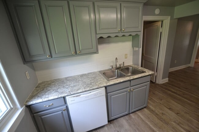 Building Photo - Updated, 3 bedroom, 2 bath home on treed l...