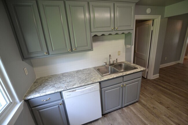 Building Photo - Updated, 3 bedroom, 2 bath home on treed lot in coveted Brownsfield Community