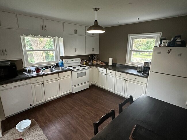 Building Photo - 1233 7th St