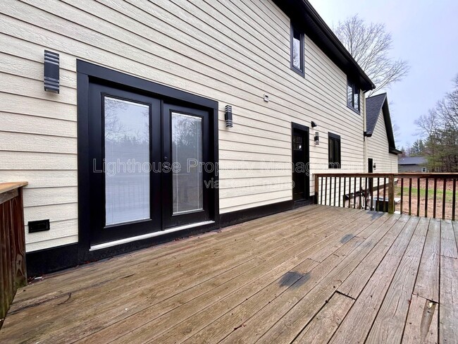 Building Photo - 1505 N Green Creek Rd