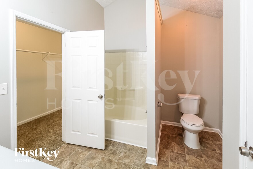 Building Photo - 6206 Amberly Rd