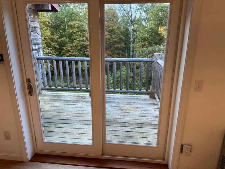 Private deck - 130 Jeff Heights Rd