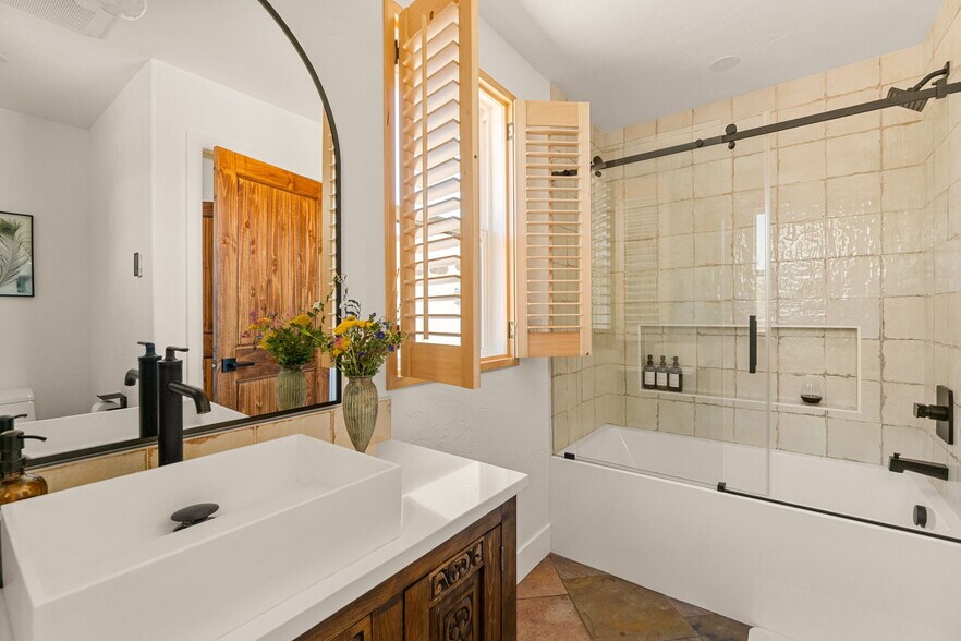 Casita Bathroom - 4455 NE Vaughn Ave