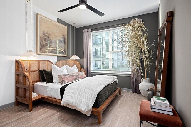 Building Photo - 3812 W Montague Ave