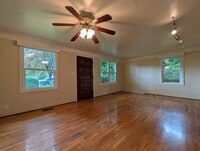 Building Photo - Great 2 bed/1 bath with tons of character!