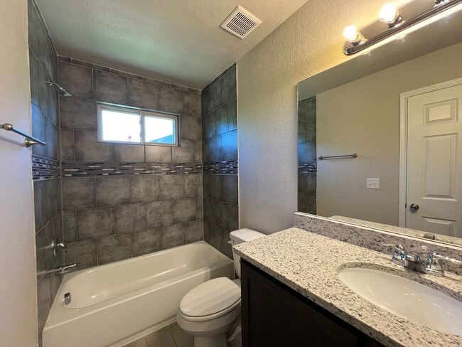 Building Photo - 3-bedroom, 2.5-bathroom townhome in Live Oak!