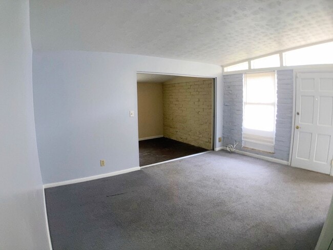 Building Photo - ***TWO WEEKS FREE*** Charming Home in Established Jacksonville Neighborhood