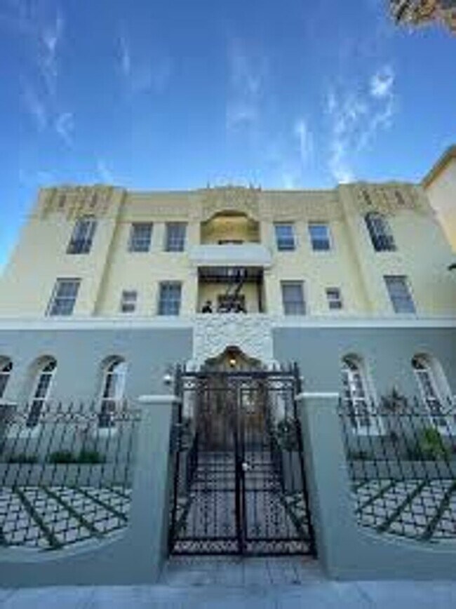 Building Photo - 1717 N Normandie Ave