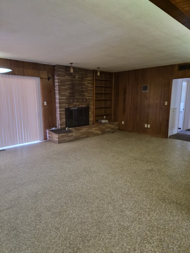 Building Photo - 1428 N Crawford Ave