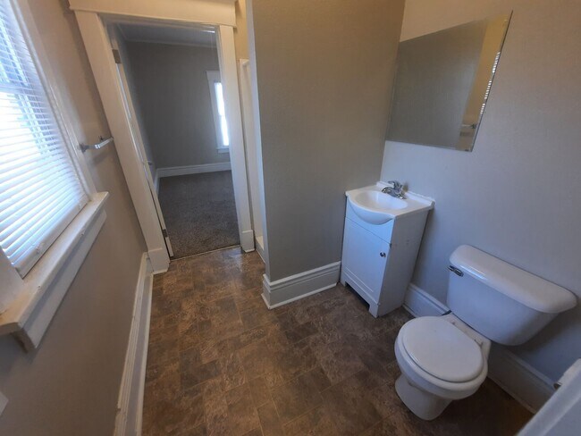 Building Photo - 2 Bedroom, 1 Bathroom home near Drake Univ...