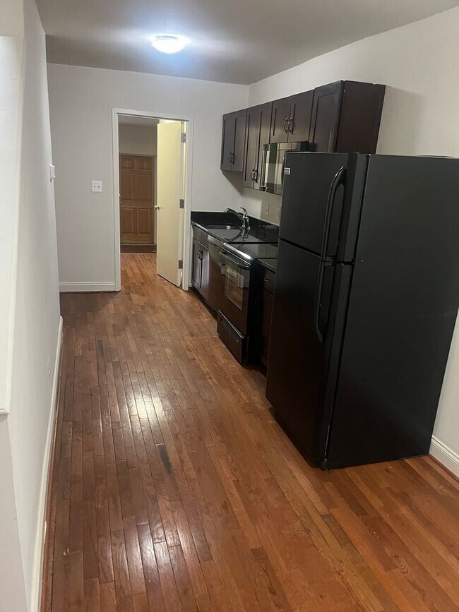 Primary Photo - Commuter Friendly Beautiful Townhouse in B...