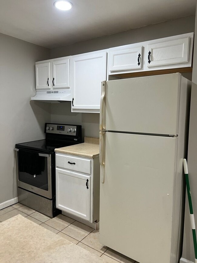 Building Photo - A charming 3 bedroom, 1 bathroom house has been newly remodeled and is ready for you to move in.