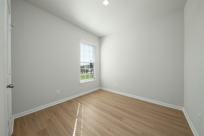 Building Photo - 15454 Maple Ter Dr
