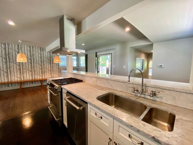 Building Photo - Charming 4 Bedrooms, 3 Bathrooms Home in Allandale!!!!