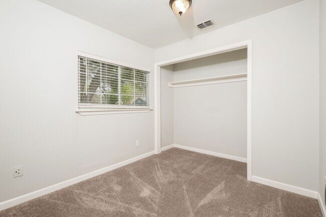 Building Photo - 2730 Bear Springs Dr
