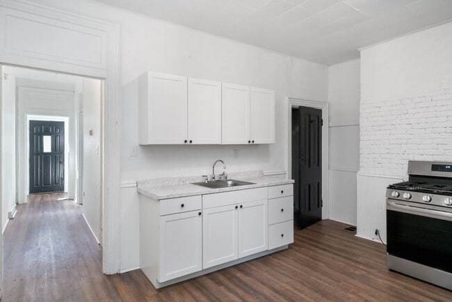 Building Photo - 2 bed 1 bath - great location, spacious, l...
