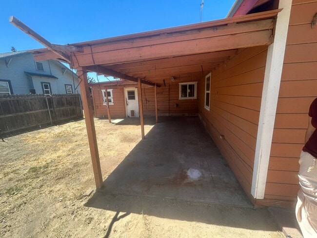 Building Photo - Spacious home in Armona with large yard re...