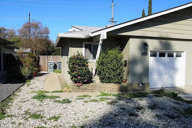 Building Photo - Beautiful Duplex in Rockin, CA!