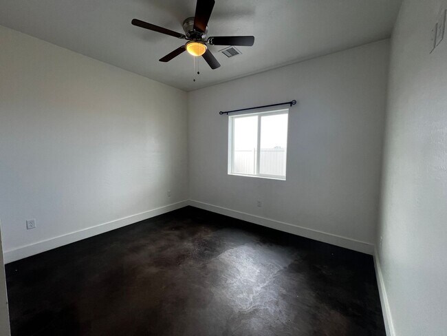 Building Photo - 3 bed/2 bath House with private Hot Tub