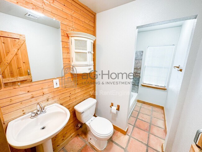 Building Photo - 2212 Doris Ave