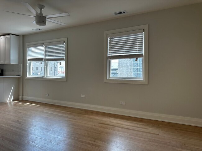 Building Photo - 869 N Hermitage Ave