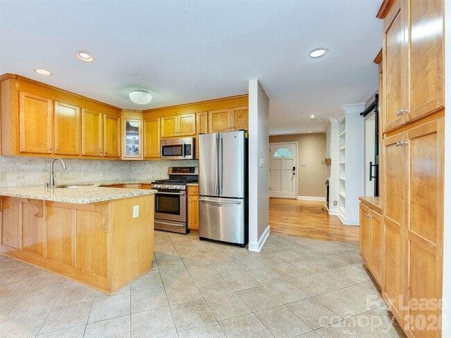 Building Photo - 2329 Kingsbury Dr