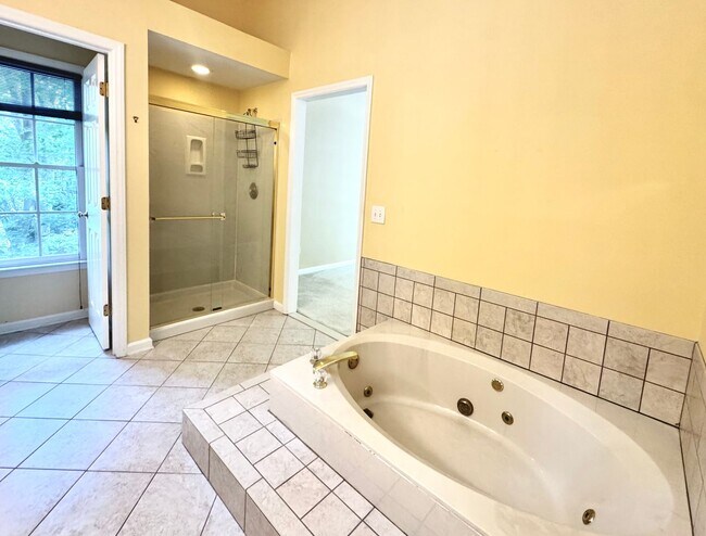 Building Photo - 4 Bed | 2.5 Bath House in Chapel Hill