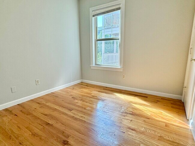 Building Photo - 184 Boston St