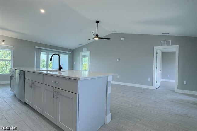 Building Photo - 402 NE 31st Terrace