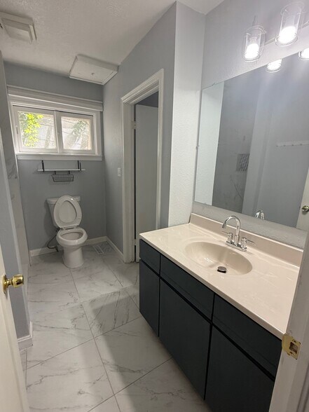 Bathroom - 332 N Delaware Ave